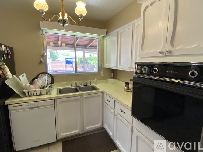 1043 E Loma Vista Dr, Unit Room 5 Rental photo 4